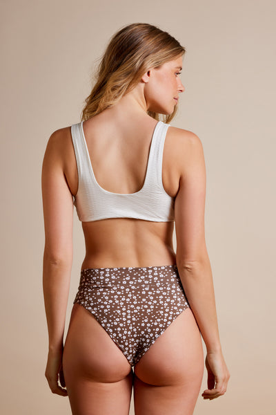 Bois de santal|Isabelle is 5’8 (32B - 25) and wearing Small - Yvonne Bikini Bottom|STL-1