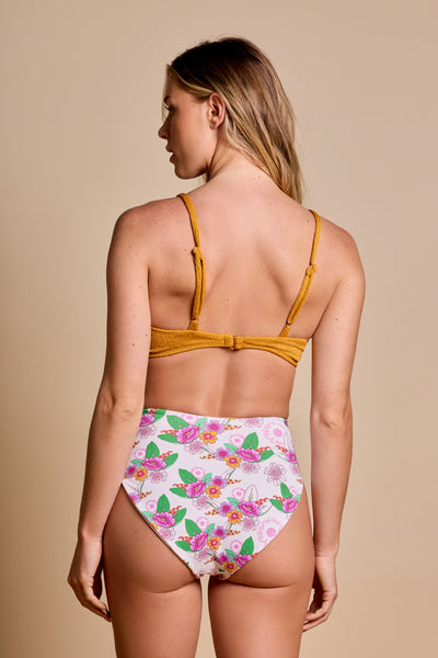 Sun|Model is 5'7 (32b) and wearing S - Sonny Bikini Top|STL-1