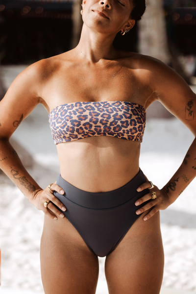 Seal|Gabrielle is 5,8 (26) and wearing Medium - Yvonne Bikini Bottom|STL-6