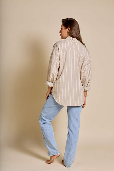 Natural|Maude is 5'8 (32B - 26) and wearing S/M - Noé Shirt