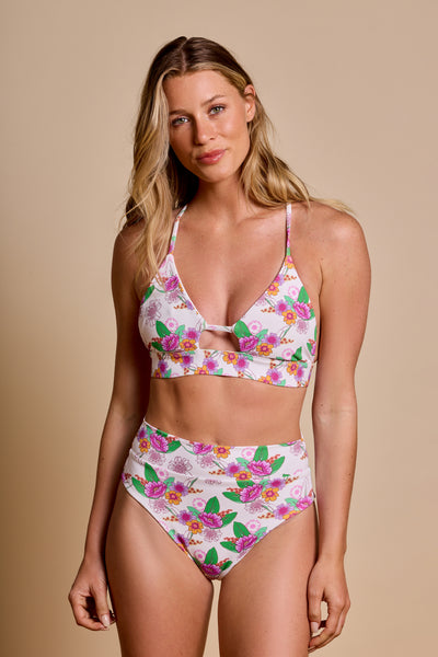 Pretty|Florence is 5'7 (32b) and wearing S - Yvonne Bikini Botton|STL-3
